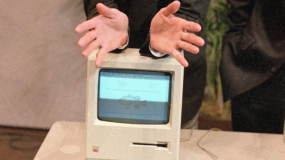 Изделия Apple, которые помнят Стива Джобса (на фото он с компьютером 1984 года) совсем молодым, становятся дорогим антиквариатом
