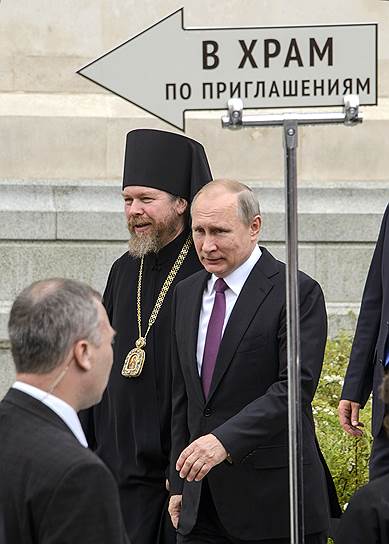 Президент России Владимир Путин и архимандрит, наместник московского Сретенского ставропигиального мужского монастыря, ответственный секретарь Патриаршего совета по культуре Тихон Шевкунов  