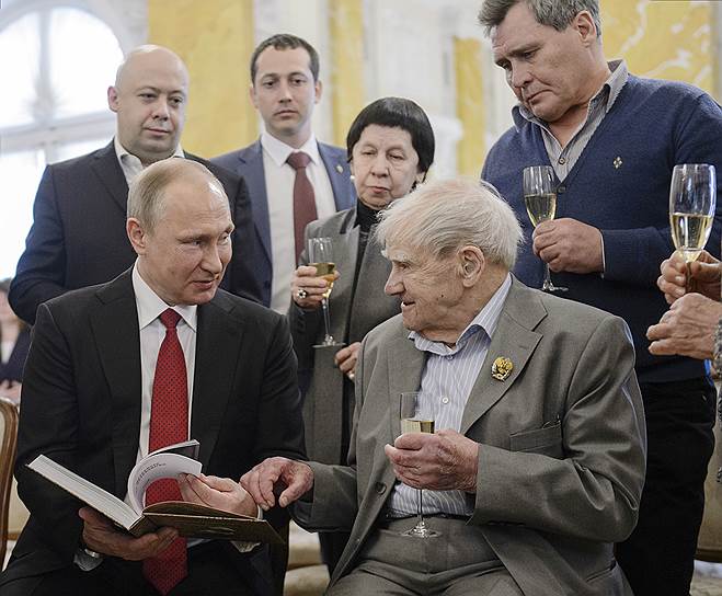 Писатель Даниил Гранин (второй справа), президент России Владимир Путин (второй слева), режиссер Алексей Герман-младший (слева) и сценарист Светлана Кармалита (в центре)