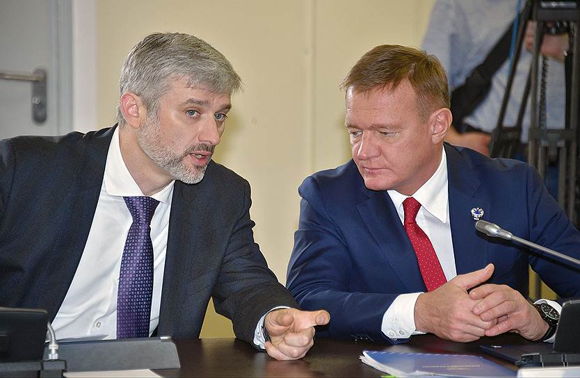 Руководитель Федерального дорожного агентства России Роман Старовойт (справа) и первый заместитель министра транспорта России Евгений Дитрих  