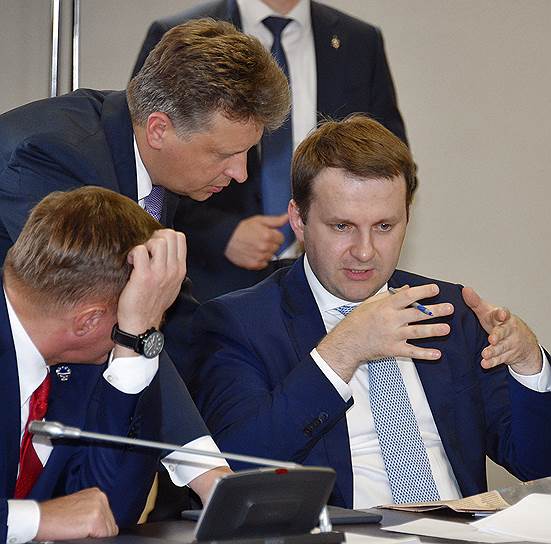 Руководитель Федерального дорожного агентства Роман Старовойт, министр транспорта России Максим Соколов и министр экономического развития России Максим Орешкин во время совещания по вопросу «О реализации проекта строительства Центральной кольцевой автомобильной дороги Московской области» 