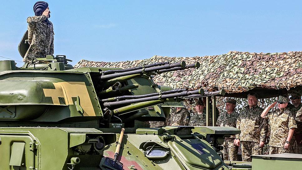 Президент Украины Петр Порошенко (второй справа) готовит план «мирной реинтеграции» Донбасса, но при этом не забывает инспектировать новую военную технику