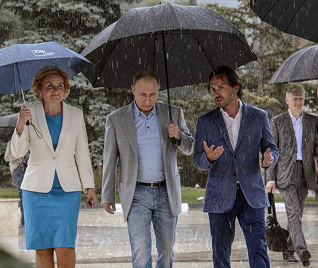 В «Артеке» Владимир Путин не отказался от зонта — не то что три дня назад у Могилы Неизвестного Солдата 