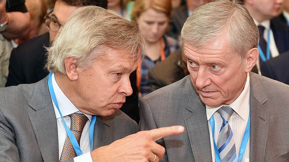 Член комитета Совета федерации по обороне и безопасности Алексей Пушков (слева) и бывший генеральный секретарь ОДКБ Николай Бордюжа
