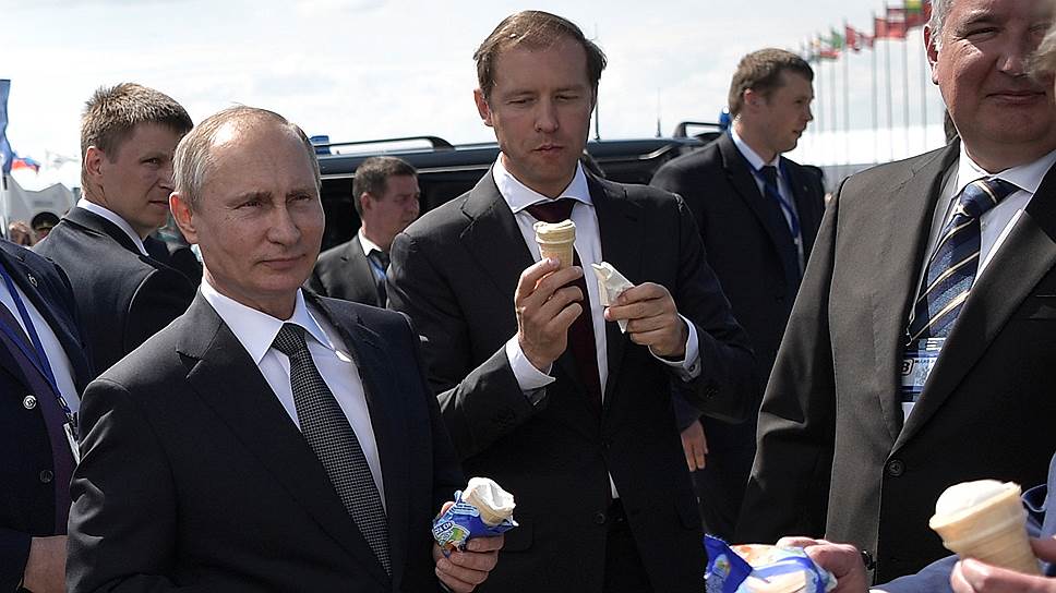 Президент России Владимир Путин (слева), министр промышленности и торговли Денис Мантуров (в центре), вице-премьер Дмитрий Рогозин (справа)