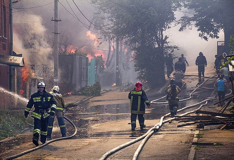 Очевидцы пожара в центре Ростова-на-Дону утверждают, что загорелось сразу в нескольких домах 