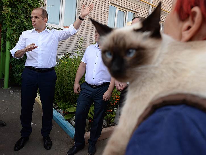 На встречах с жителями Александр Бречалов рекомендует им учиться маркетинговому мышлению и превращать народные ремесла в бизнес