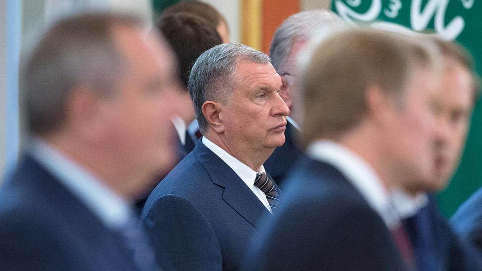 Президент, председатель правления ПАО «НК "Роснефть"» Игорь Сечин (в центре)  