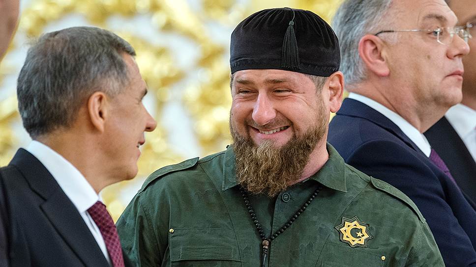 Глава Чечни Рамзан Кадыров (в центре) и президент Татарстана Рустам Минниханов (слева) радовались встрече друг с другом так, как будто встретились с королем 