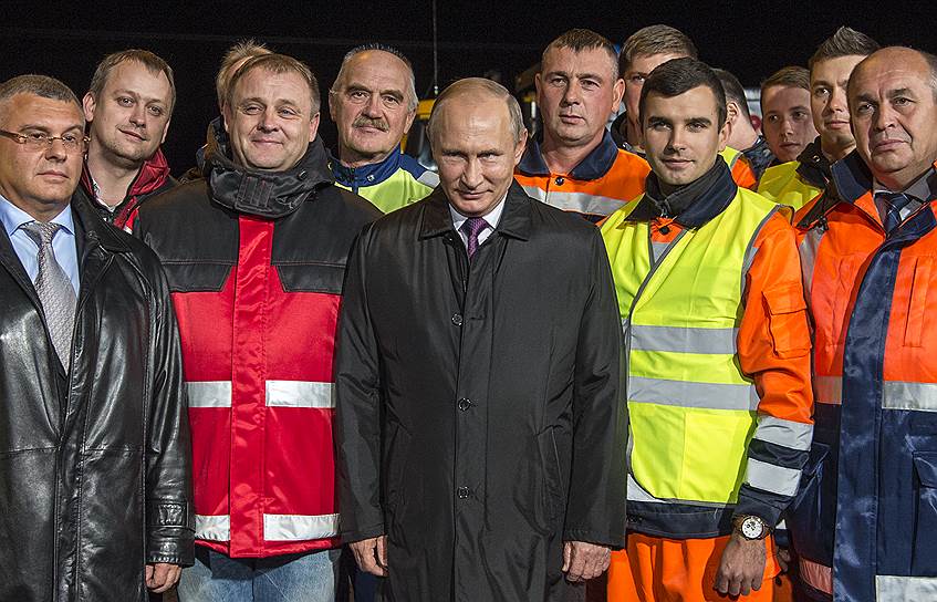 Президент России Владимир Путин (в центре)