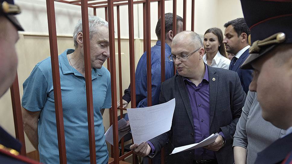 Отец Дмитрия Захарченко Виктор (слева)