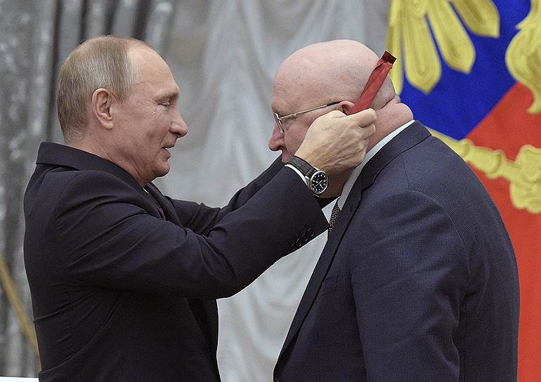 Президент России Владимир Путин и член Высшего совета политической партии "Единая Россия" Валерий Шанцев 