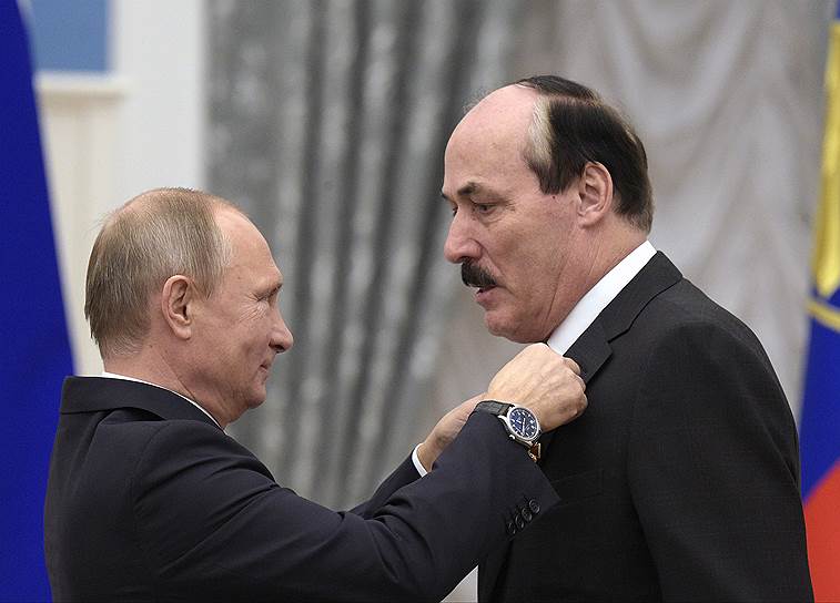 Президент России Владимир Путин и специальный представитель президента РФ по вопросам гуманитарного и экономического сотрудничества с государствами Каспийского региона Рамазан Абдулатипов 