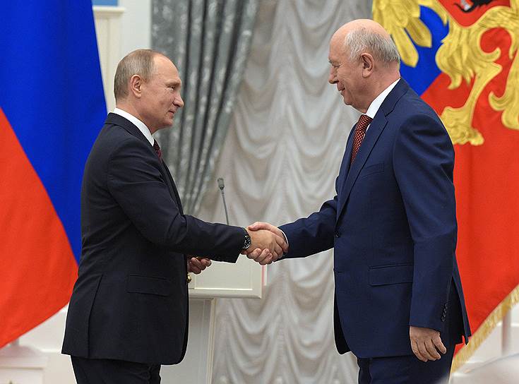 Президент России Владимир Путин и специальный представитель президента РФ по взаимодействию со Всемирным конгрессом финно-угорских народов Николай Меркушкин 