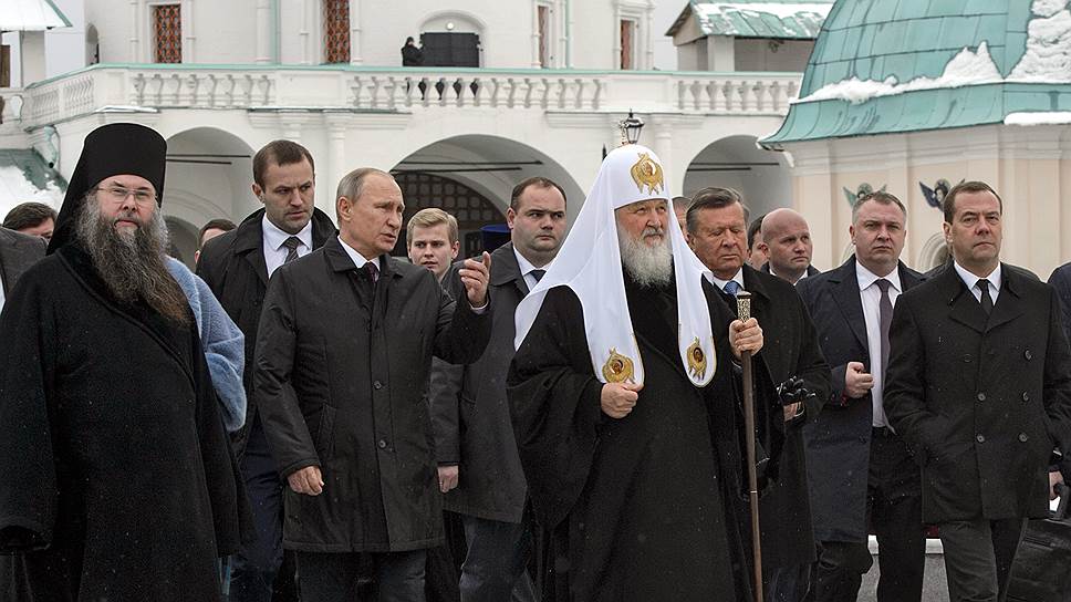 Слева направо: наместник Воскресенского Ново-Иерусалимского мужского монастыря архимандрит Феофилакт, президент России Владимир Путин, патриарх Московский и Всея Руси Кирилл и председатель правительства России Дмитрий Медведев  