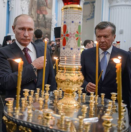 Президент России Владимир Путин (слева) и председатель правления Благотворительного фонда по восстановлению Воскресенского Ново-Иерусалимского ставропигиального мужского монастыря Виктор Зубков 