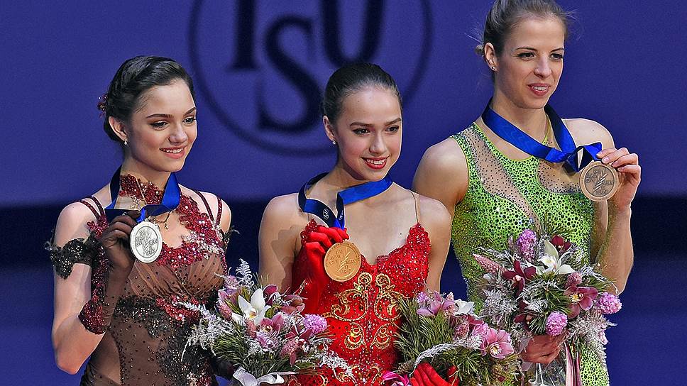 Призеры в произвольной программе, слева направо: Евгения Медведева (Россия), Алина Загитова (Россия) и Каролина Костнер (Италия)
