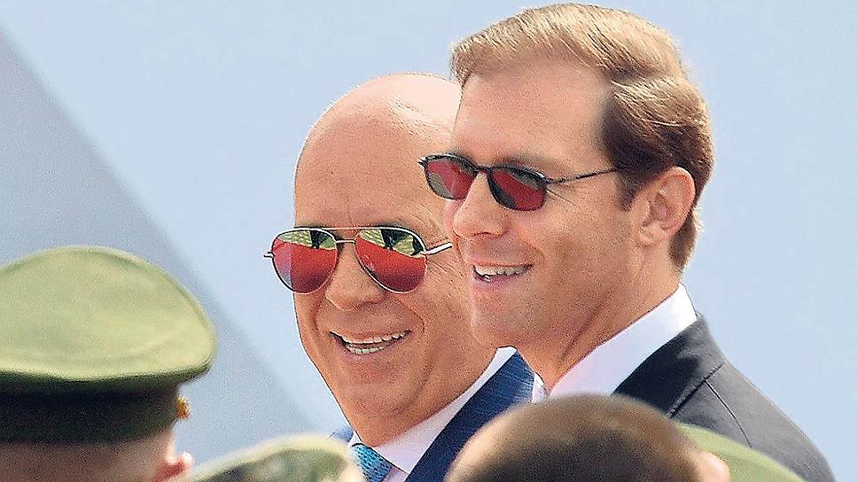 «Ростеху» (глава госкорпорации Сергей Чемезов — на фото слева) еще только предстоит посчитать, во что обойдется поглощение ОАК, предложенное главой Минпромторга Денисом Мантуровым (справа) 