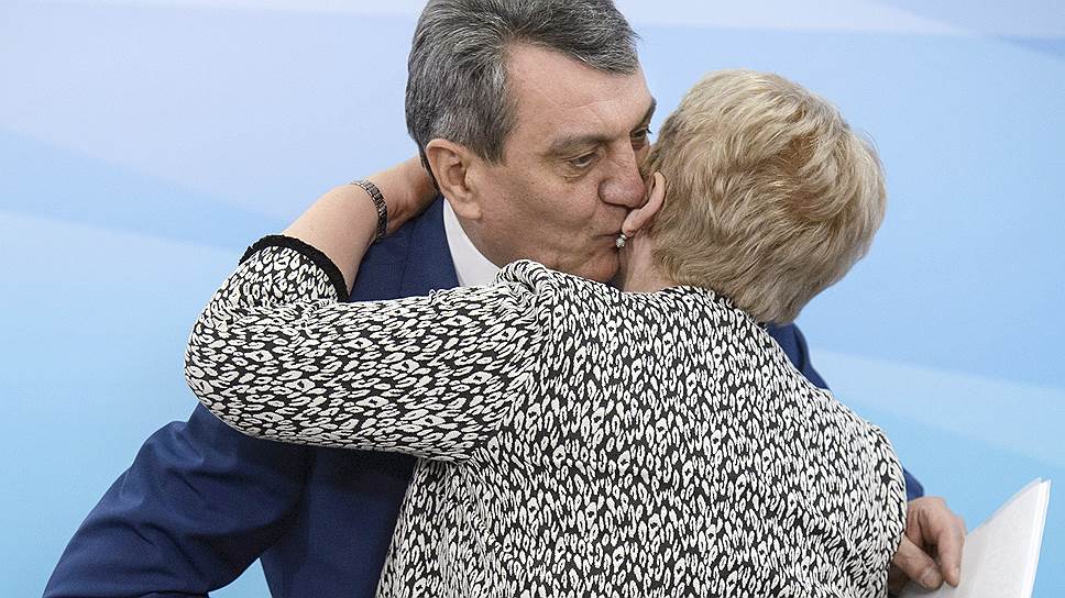 При встрече министр образования и науки России Ольга Васильева и полномочный представитель президента России в Сибирском федеральном округе Сергей Меняйло не могли скрыть удовольствия 