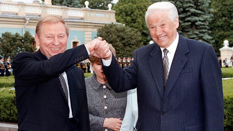 В 1997 году президенты Борис Ельцин и Леонид Кучма (слева) провозгласили «доверие, стратегическое партнерство и сотрудничество» в качестве основы отношений России и Украины (статья 1 Договора) — однако к 2018 году прежние формулировки ушли в прошлое 