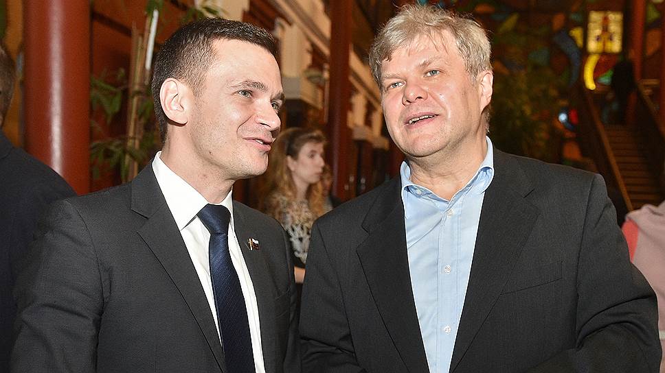 Бывший и нынешний «яблочники» Илья Яшин (слева) и Сергей Митрохин встретятся на выборах мэра Москвы