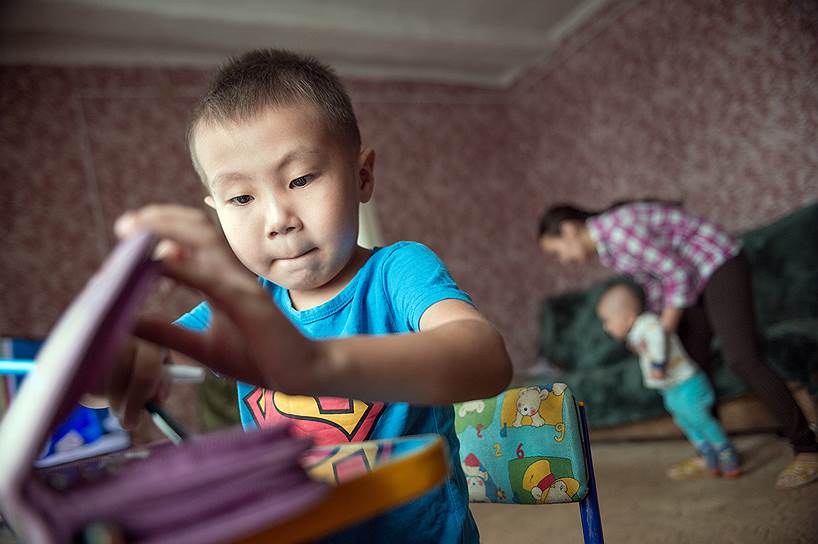 Быстро бегать и играть в подвижные игры у Дениса не получается — мальчик начинает задыхаться