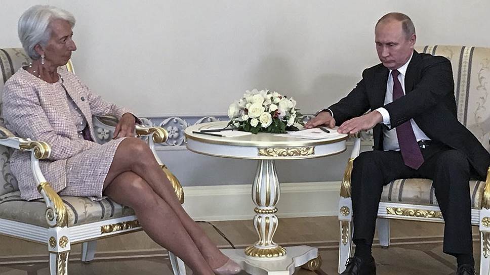 Увидев директора-распорядителя МВФ Кристин Лагард, Владимир Путин потупился