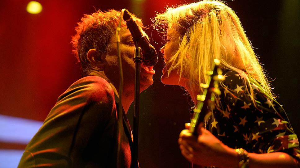 Участники дуэта The Kills Джейми Хинса и Элисон Моссхарт