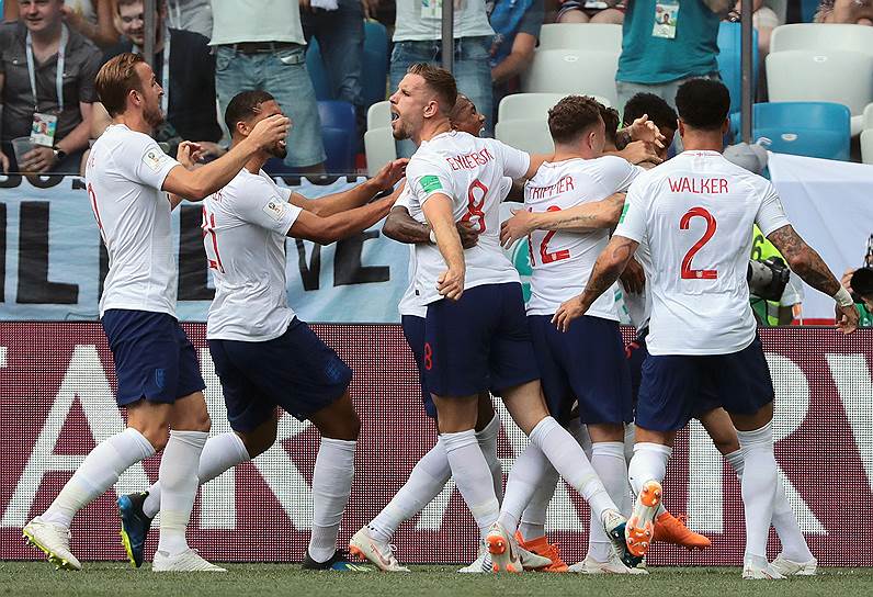 Игроки сборной Англии во время матча