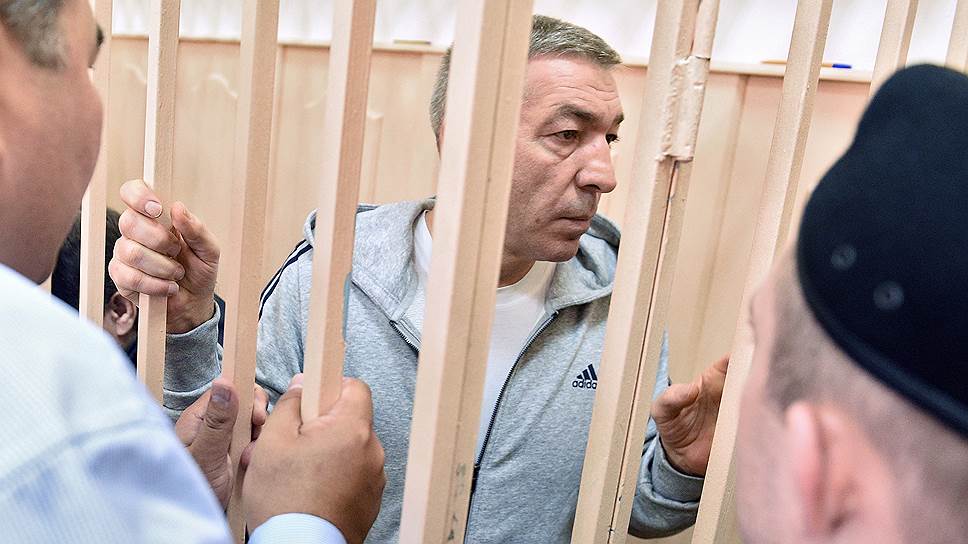 Абдусамаду Гамидову и другим бывшим дагестанским чиновникам следствие инкриминирует многомиллионные хищения бюджетных средств, выделенных на инфраструктурные и социальные проекты 