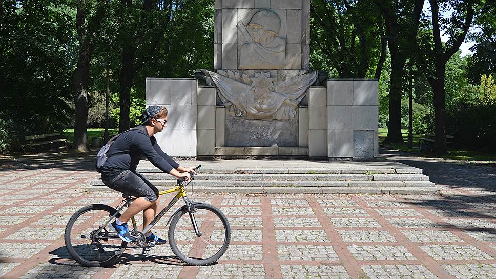 С близкого расстояния памятник благодарности Красной армии в Скарышевском парке выглядит не так благообразно. Он несколько раз подвергался атакам вандалов: кое-где проглядывают пятна красной краски, памятные доски надломлены, песчаник сзади почернел от времени 