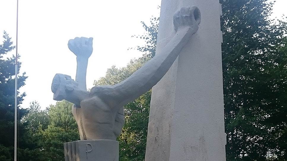 На кладбище в деревне Судва под Ольштынеком с сентября 1939 по январь 1945 были похоронены тела около 55 тыс. польских, советских, французских бельгийских и итальянских военнопленных нацистского лагеря Шталаг 1-Б Хоенштайн 