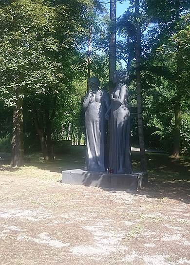 Памятник польской и русской матери авторства известного польского скульптора Зигфрида Корпальского был открыт на кладбище солдат Красной Армии в Гданьске в 1984 году 