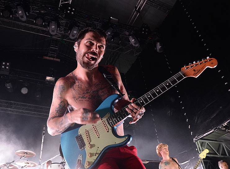 Саймон Нил из трио Biffy Clyro умеет привлечь внимание зрителей 