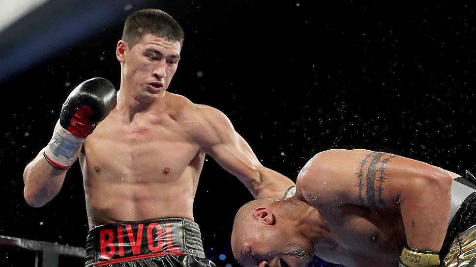 Дмитрий Бивол (слева) в третий раз защитил звание чемпиона мира по версии WBA и теперь, скорее всего, проведет «объединительный» бой