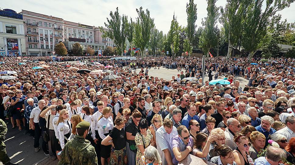 Пришедшие проститься с Александром Захарченко на площади возле Донецкого государственного академического театра оперы и балета имени Соловьяненко 
