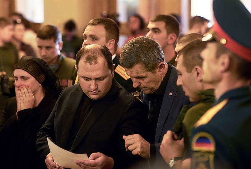 Исполняющий обязанности главы ДНР Дмитрий Трапезников (в центре) 