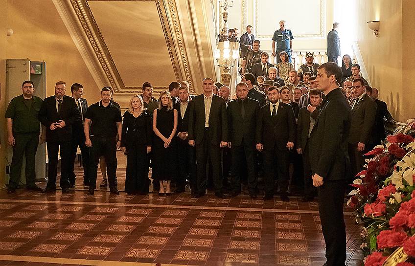 Член комитета Госдумы по международным делам Виталий Милонов (второй слева), заместитель председателя комитета Госдумы по безопасности и противодействию коррупции Наталья Поклонская (шестая слева), глава республики Крым Сергей Аксенов (в центре), президент Республики Южная Осетия Анатолий Бибилов (пятый справа), председатель Народного Совета ДНР Денис Пушилин (четвертый справа) и представитель в Совете Федерации России от законодательного (представительного) органа государственной власти Республики Крым Сергей Цеков (третий справа) 