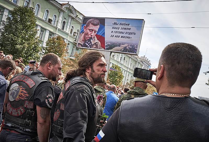 Александр Захарченко в воскресенье собирался прилететь в Москву на похороны Иосифа Кобзона. Но вместо этого многим его сторонникам пришлось прилететь из Москвы — на похороны самого главы ДНР 
