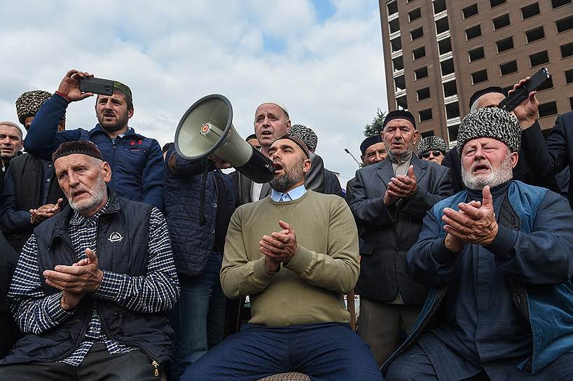 По словам участников акции, митинг обходится в 50 тыс. руб. в день. Средства собираются среди самих митингующих 