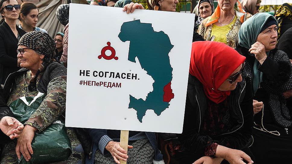 Участницы митинга в Магасе 