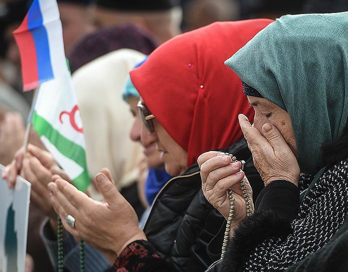 Участницы митинга во время молитвы 