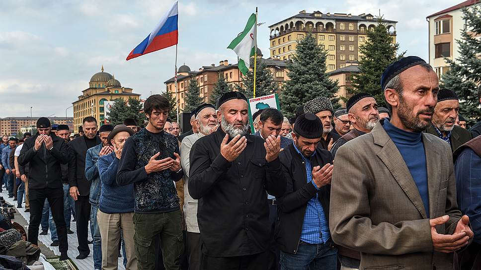 Участники митинга во время молитвы 