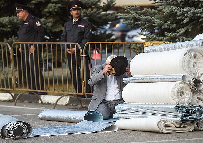 Участники митинга вынесли на улицы десятки рулонов полимерного утеплителя. Он заменяет коврики для молитвы 