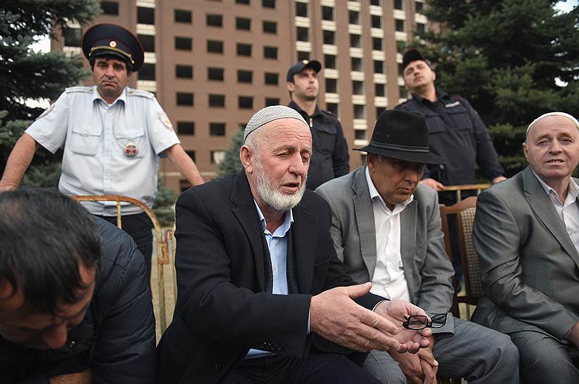 Участники митинга в Магасе 