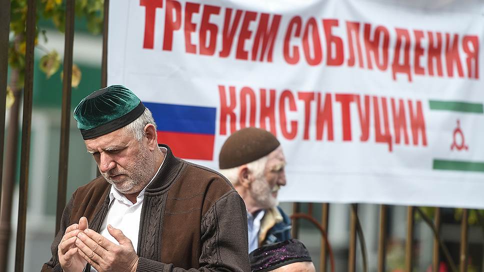 Участники митинга в Магасе во время намаза 