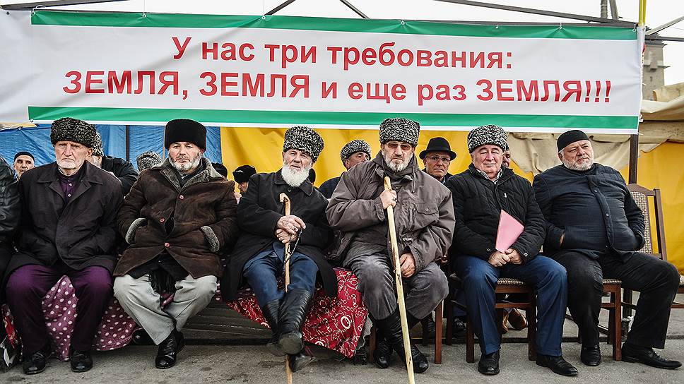 Митингующие часто говорят о коррупции республиканских властей, но в лозунгах эта тема не отражена 