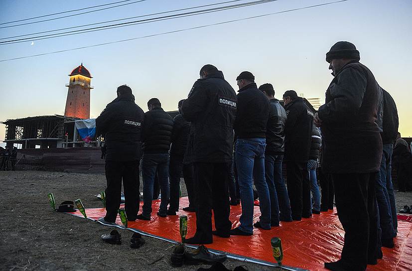 Участники митинга и сотрудники полиции в Магасе 