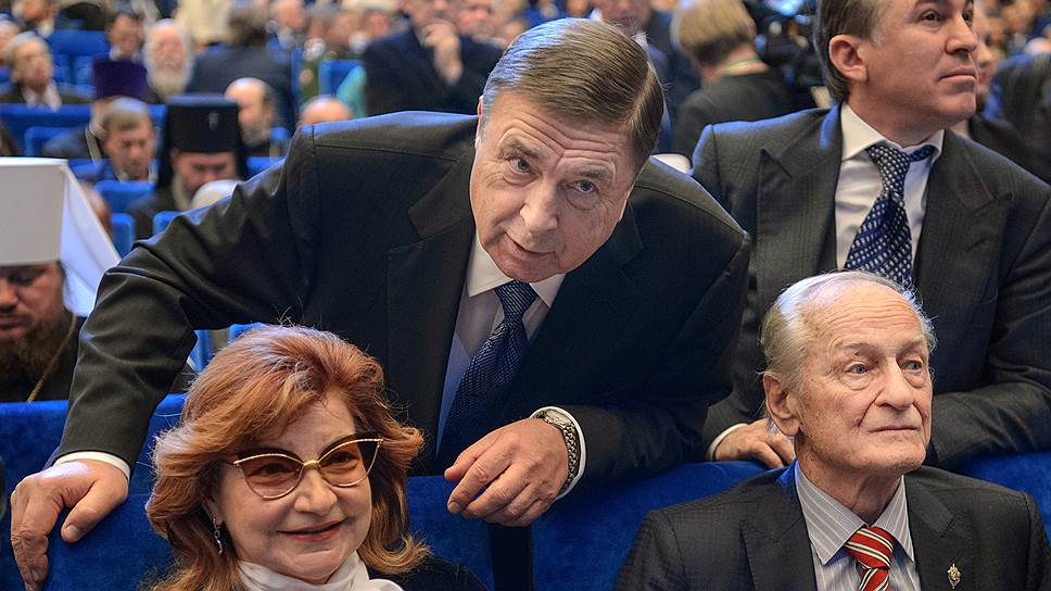 Участник собора Павел Бородин, как всегда, баловал своих соседей непристойными анекдотами