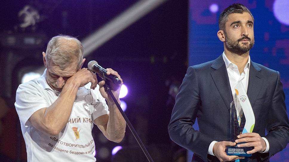 Лауреат премии Сергей Фокин и вручавший ее Александр Самедов не скрывали эмоций 